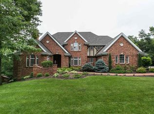 225 Hidden Oaks Ct, Dubuque, IA 52003
