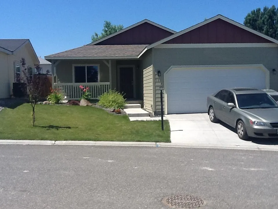 3 bed, 1323 sqft, $2,200 — Photo 2