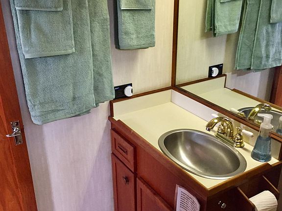 Captain head (bathroom with shower)