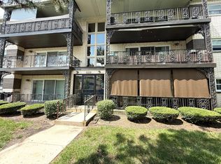 927 8th Ave APT 8, La Grange, IL 60525