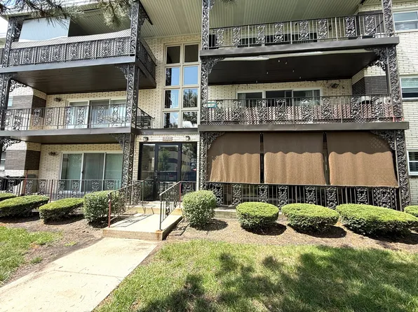 927 8th Ave APT 8, La Grange, IL 60525