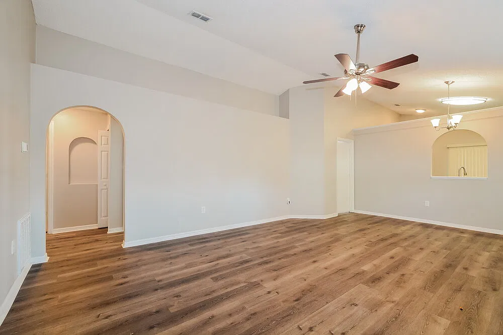 3 bed, 2.0 bath, 1292 sqft, $2,360 — Photo 3