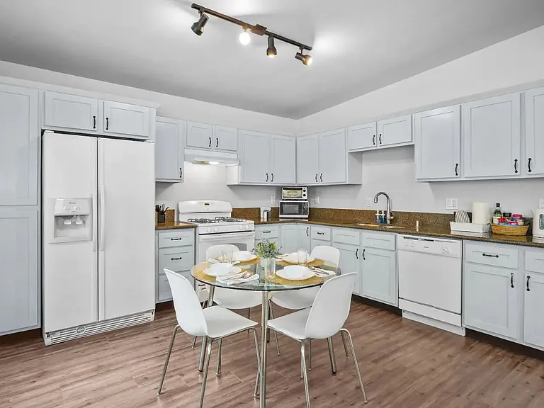 728 Stepney Pl — Photo 11