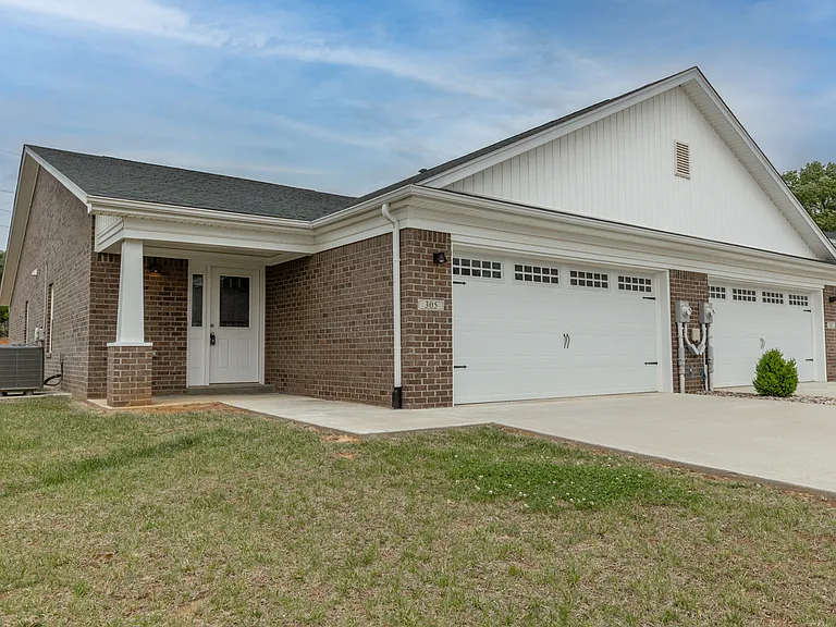 305 Breckinridge Cir — Photo 3
