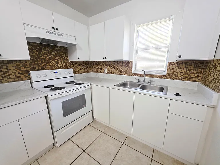 4160 NW 21st St #D124 — Photo 5