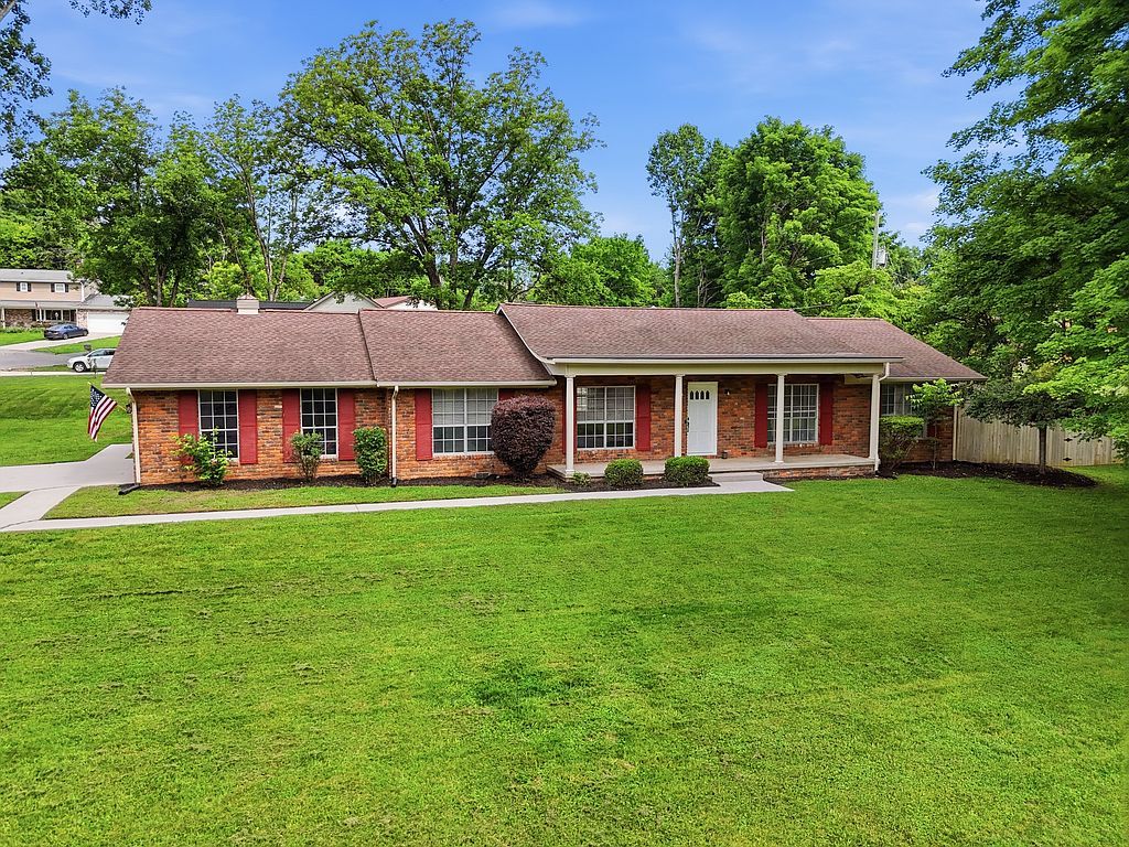 102 Ruskin Cir - Property Image