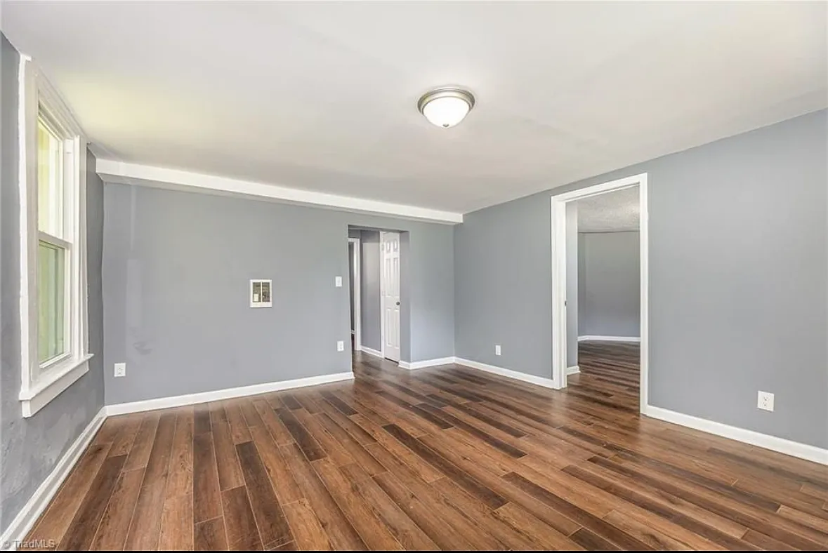 2 bed, 1.0 bath, 900 sqft, $1,150 — Photo 2