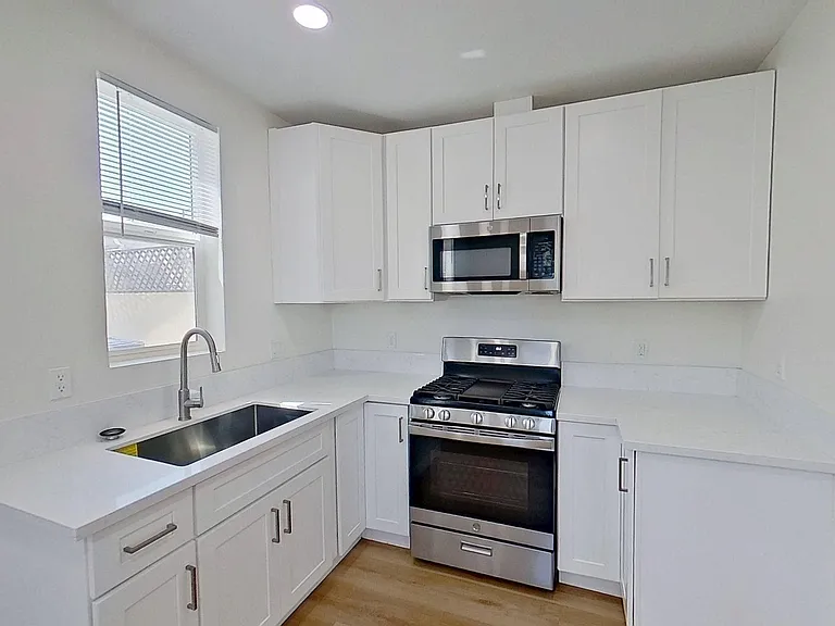 5924 Whitewood Ave — Photo 3