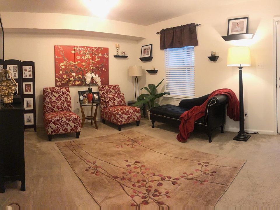 1st level Family/Rec room with walkout to backyard