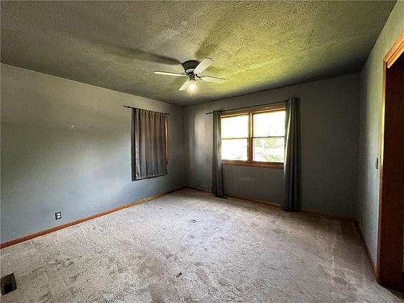 4th image of 606 E Cronkhite St