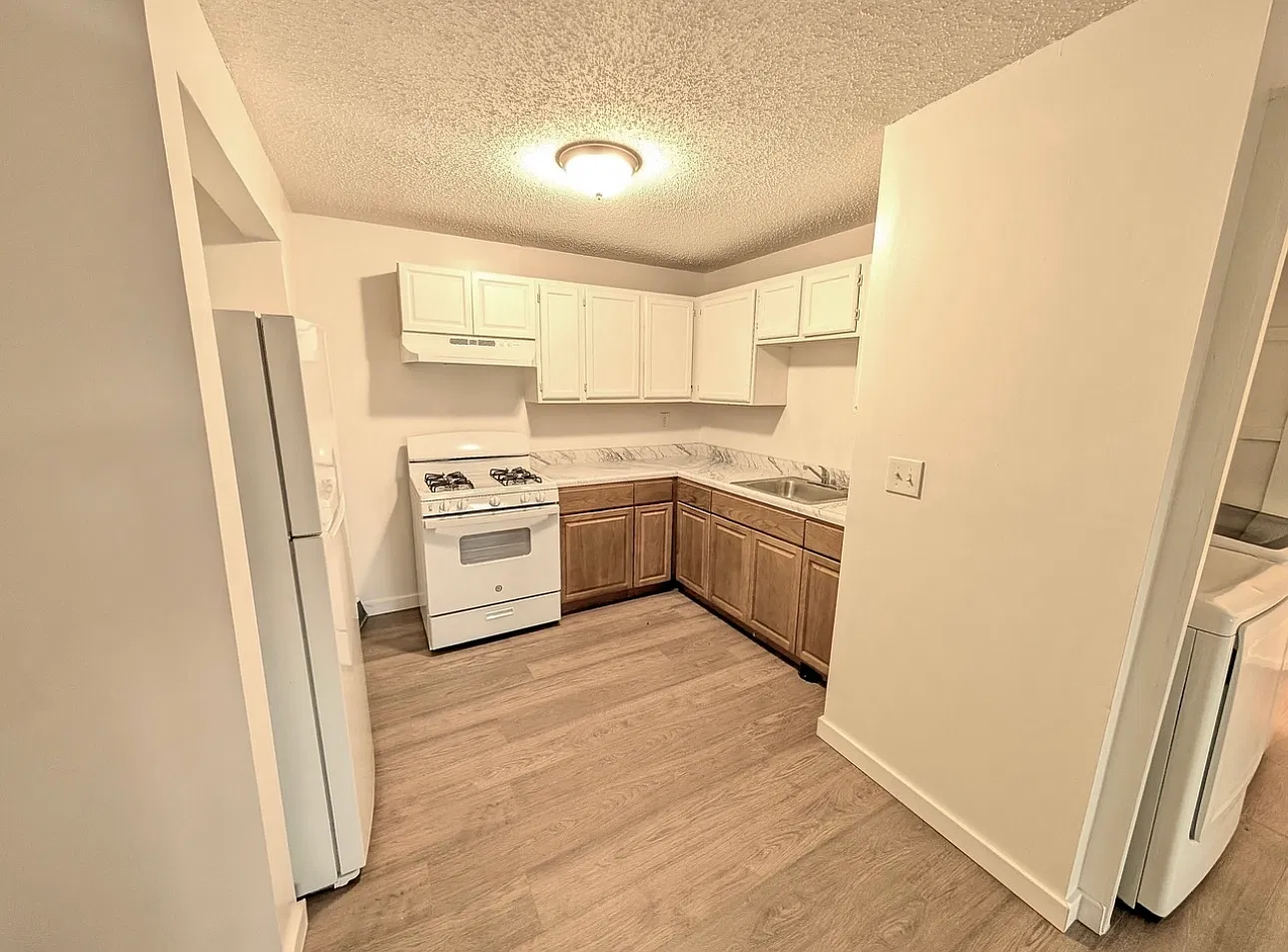 2 bed, 700 sqft, $2,400 — Photo 3