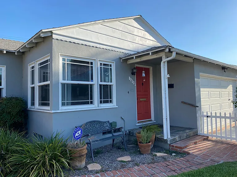 1610 Winona Ave — Photo 3