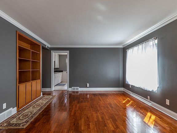 3rd image of 632 S Park Blvd