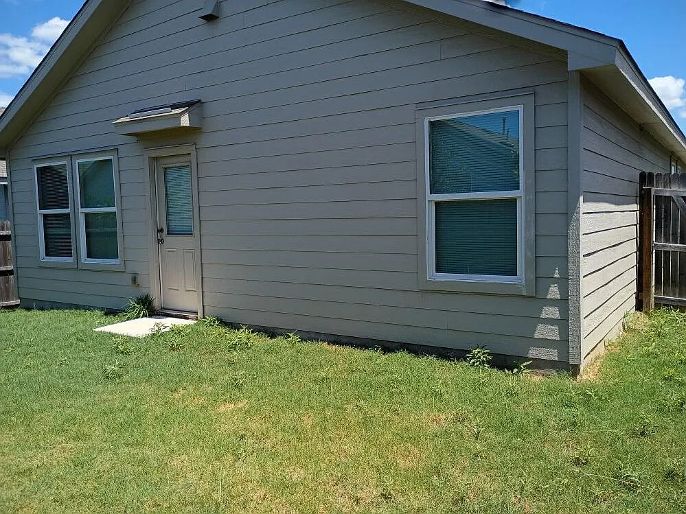 4 bed, 2.0 bath, 1625 sqft, $1,755 — Photo 2