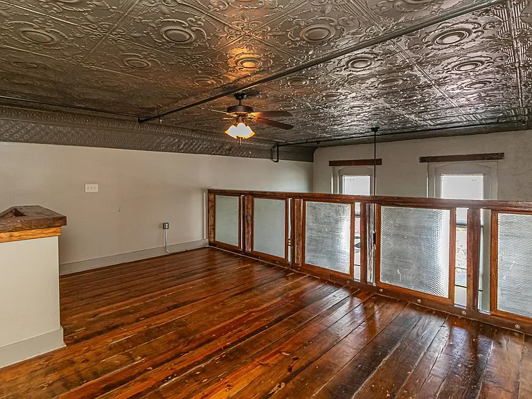 215 Nash St E — Photo 20