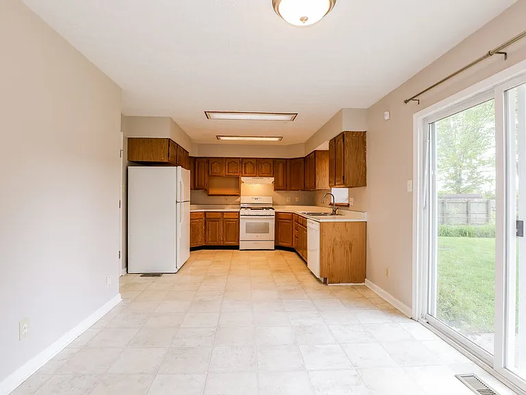 476 Spring Dr — Photo 10