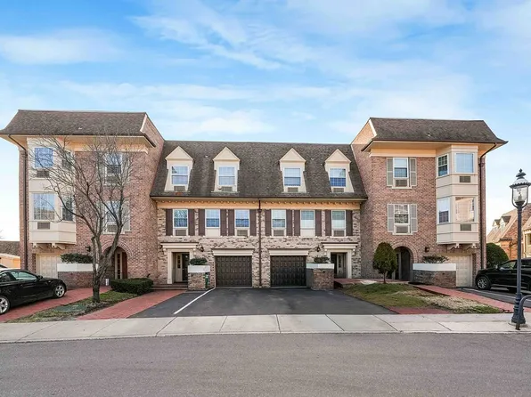 1324 Robin Ln #1195, Bayside, NY 11360