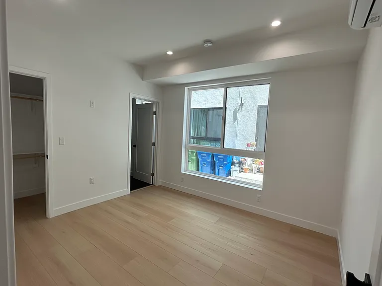 6401 1/2 Odessa Ave — Photo 11
