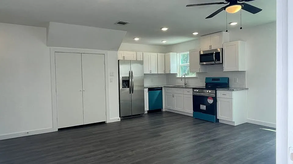 3 bed, 2.5 bath, 1150 sqft, $1,604 — Photo 2
