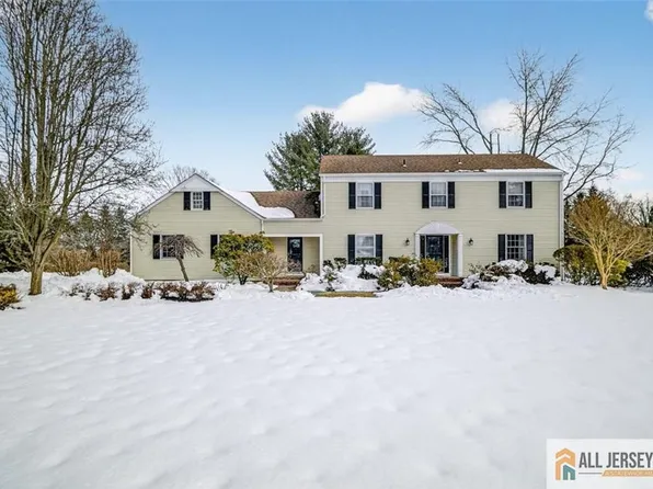 4 Hardley Dr, Cranbury, NJ 08512