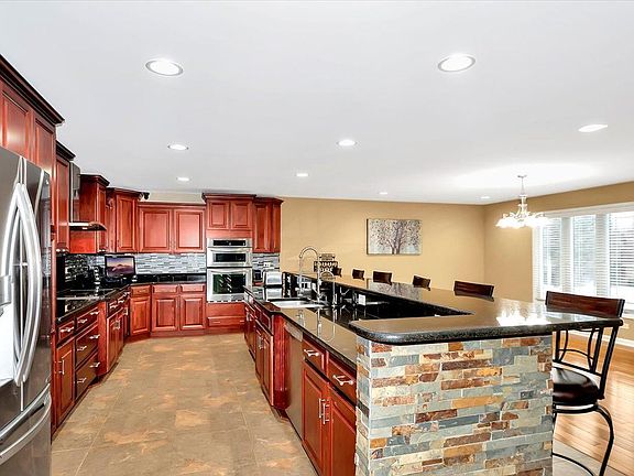 5th image of 2809 N La Salle Dr