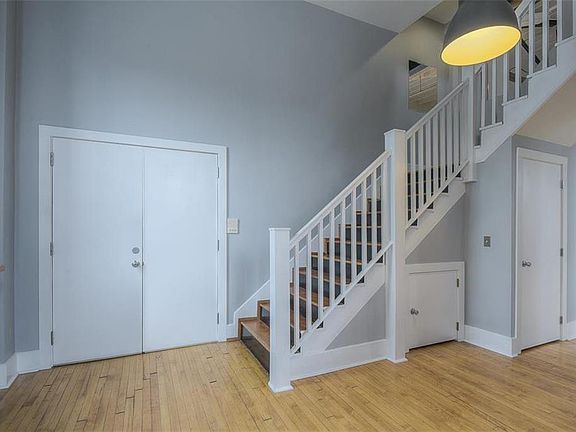 5th image of 918 E 9th St #4