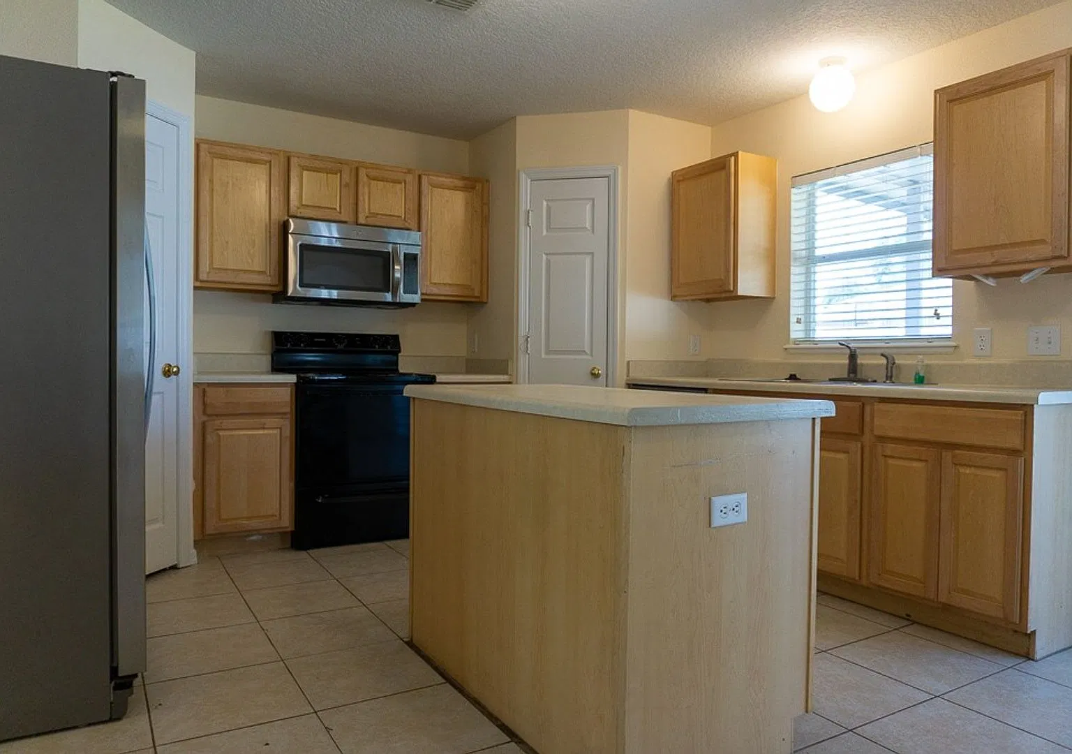 Stonewood Crossings Spacious 4-Bedroom Home | Lawn Care Included — Photo 4