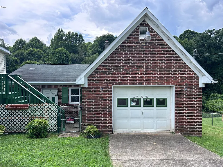 435 Lawrence St — Photo 17
