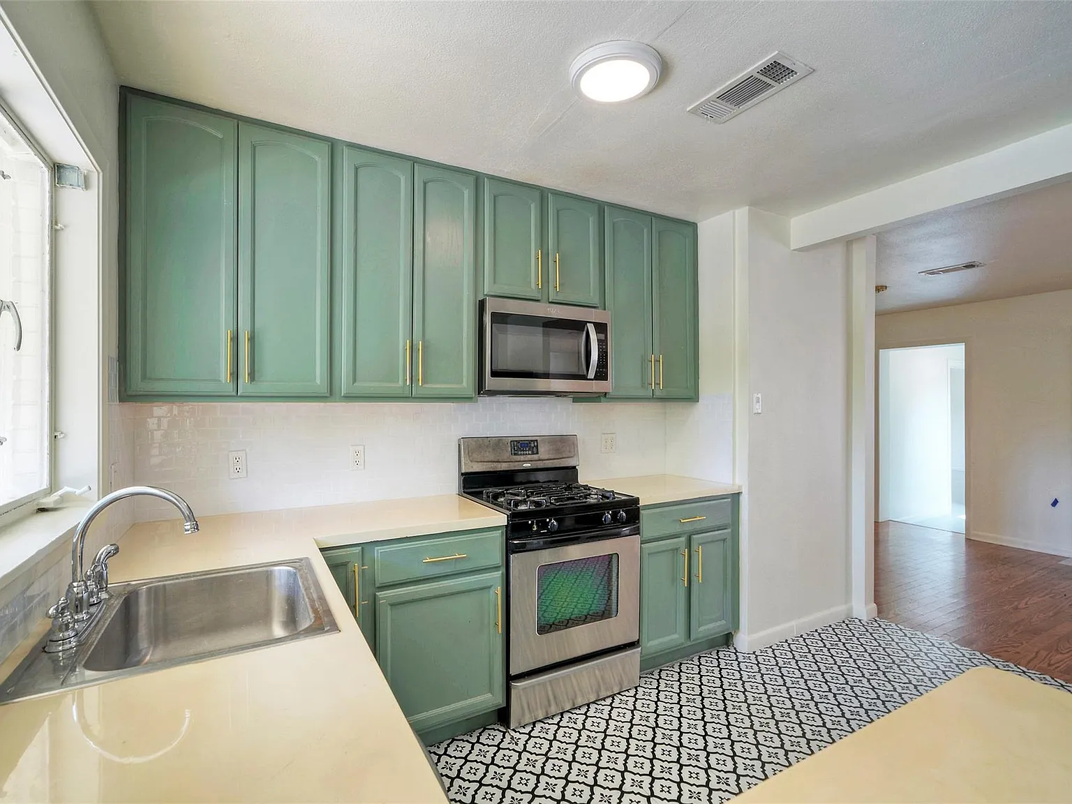 5 bed, 3.0 bath, 2029 sqft, $6,500 — Photo 4
