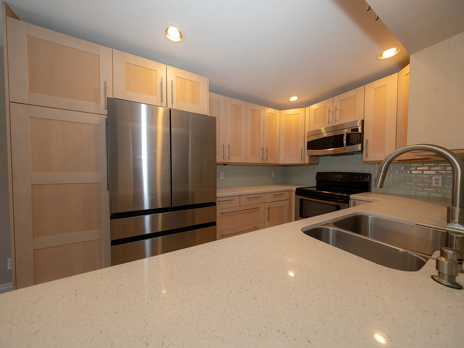 3 bed, 1374 sqft, $3,995 — Photo 4