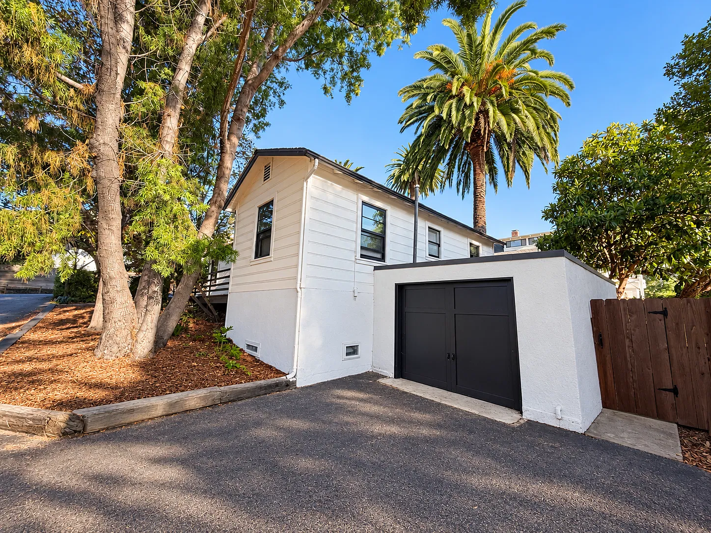 2 bed, 900 sqft, $3,990 — Photo 1