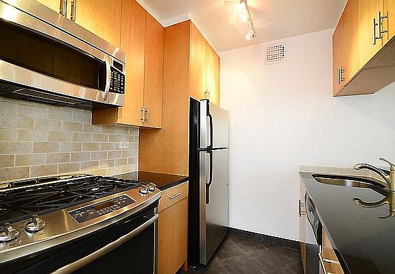 3rd image of 141 E 63rd St #2G
