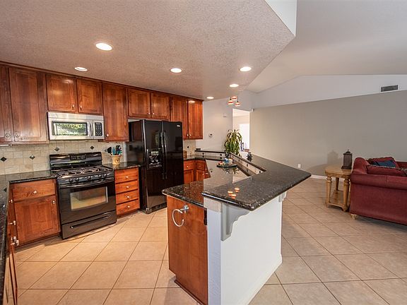 4th image of 670 Dane Dr