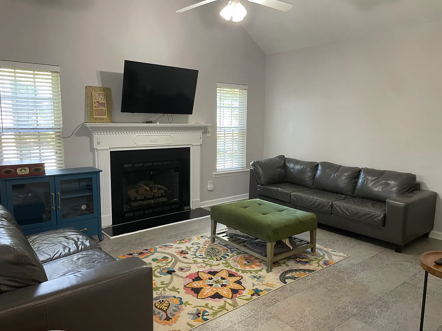 4 bed, 2.5 bath, 1897 sqft, $2,400 — Photo 2