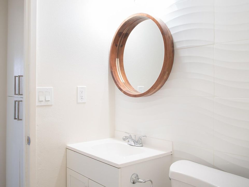 This is a nicely designed bathroom!