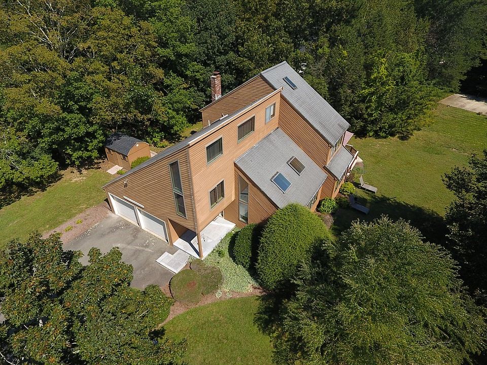 1st image of 2 Manns Hill Cres