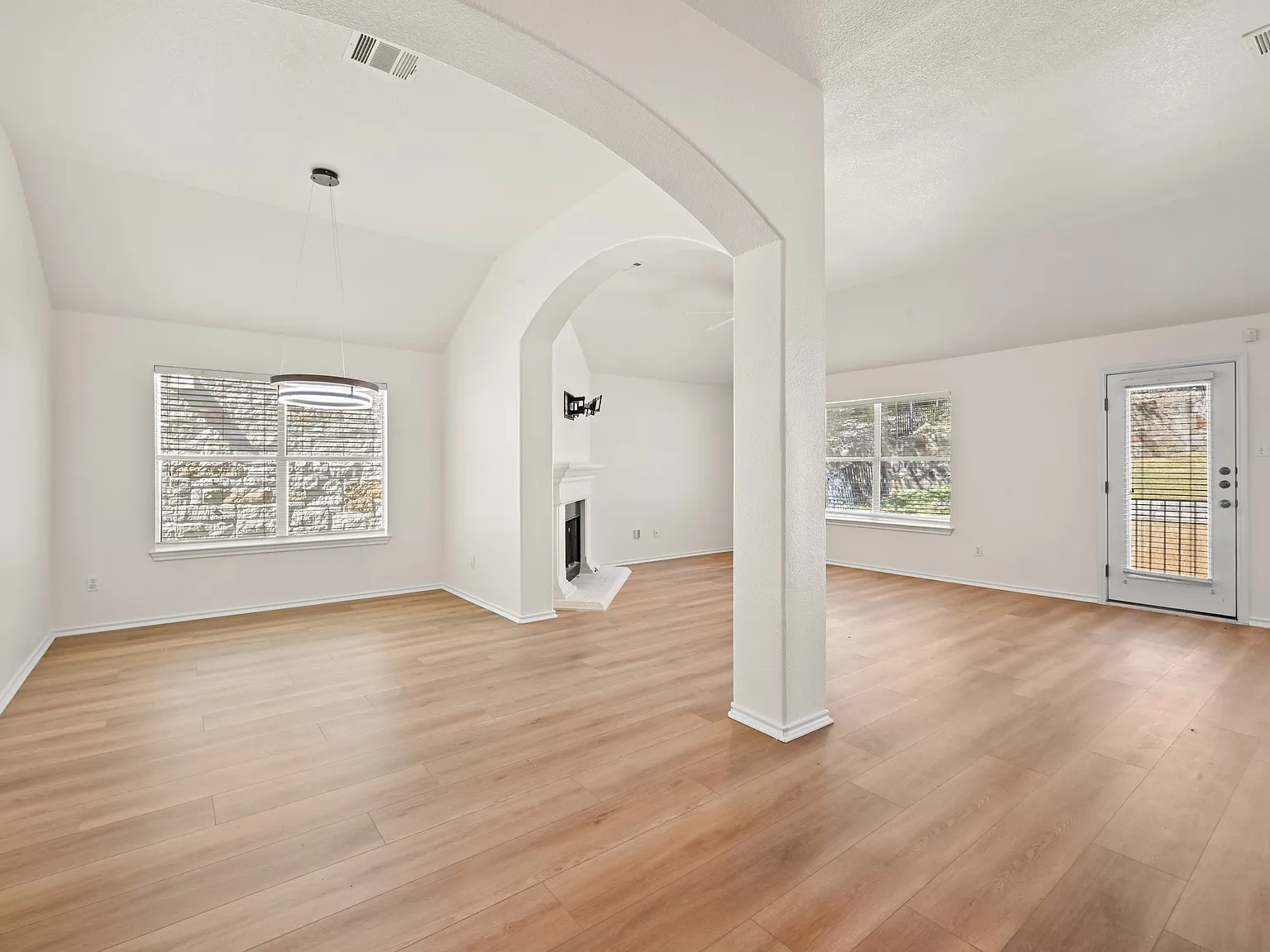 3 bed, 1615 sqft, $2,850 — Photo 3