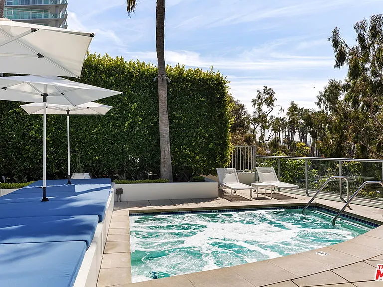 13700 Marina Pointe Dr #415 — Photo 26