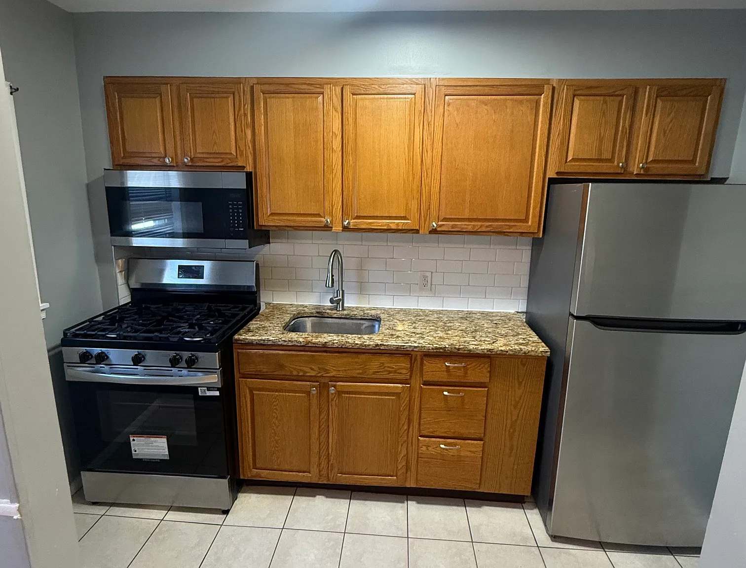 3 bed, 1024 sqft, $2,100 — Photo 1