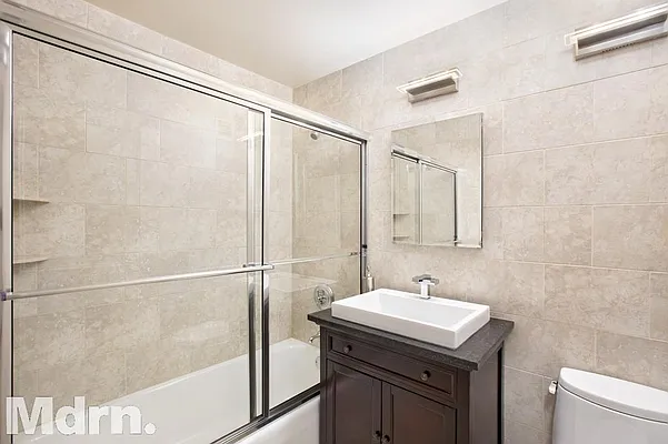 Sold by Mdrn Residential | media 9