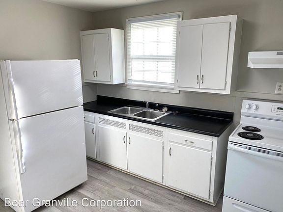 3rd image of 706 Hill Top Dr