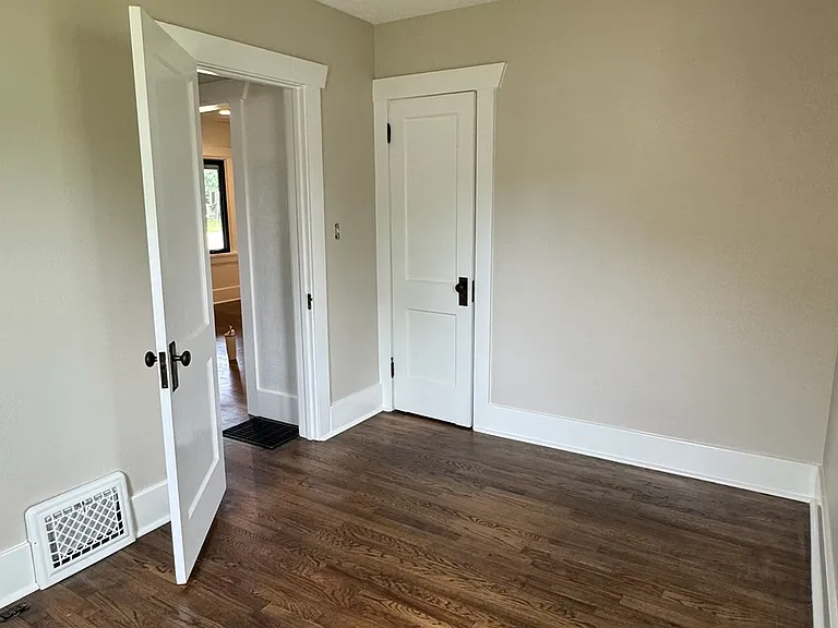 314 SW Logan St — Photo 11