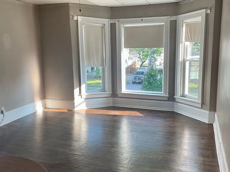 412 W Market St — Photo 3