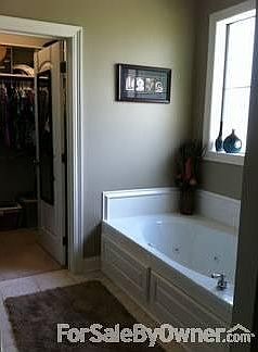 5th image of 9621 Belle Place Cir