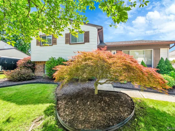 29730 Cambridge St, Flat Rock, MI 48134