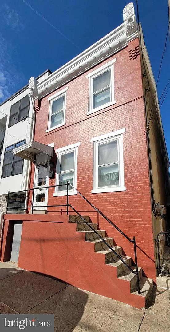 122 W 1st Ave photo 1