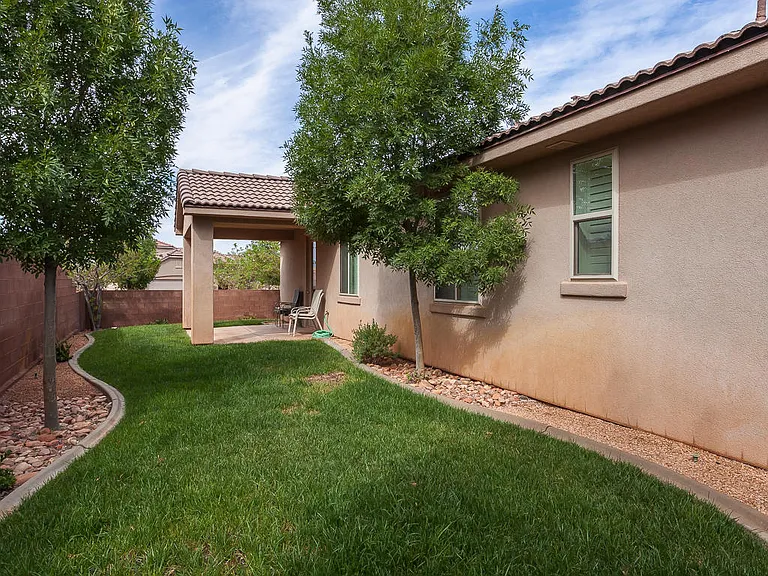 358 E Munich Dr — Photo 4