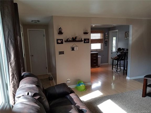 3rd image of 565 Loretta St