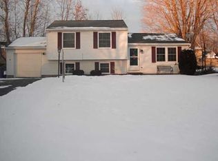 33 Mapleview Cir, Penfield, NY 14526