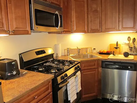 Rented by City Connections Realty | media 3